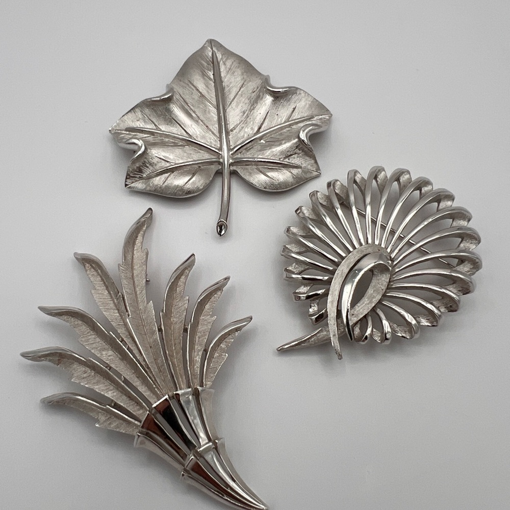 Crown Trifari Vintage Signed Brushed Accent Silvertone Brooch 3 Brooch Set - Picture 8 of 8